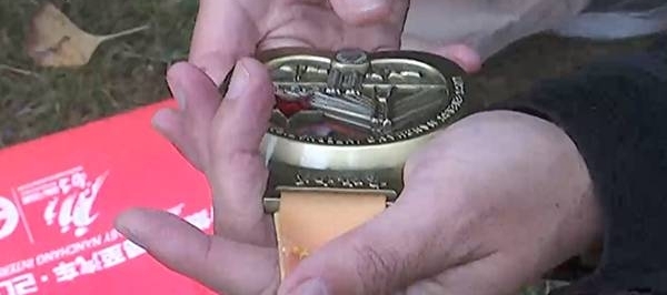 暖心!父亲握去世儿子照片跑马拉松 过终点后跪地痛哭