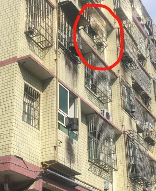 长沙俩小孩坠楼 家长:才知道防盗窗的底板没上锁