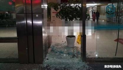 男子感觉手术不成功 出院后趁天黑抱石块砸碎医院门