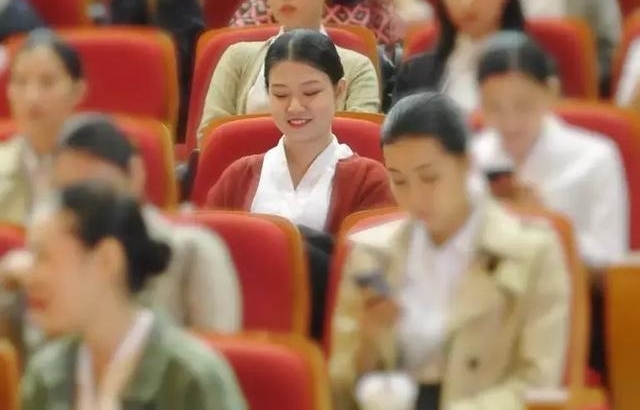 上海航空:探访招乘现场 第一批00后来袭