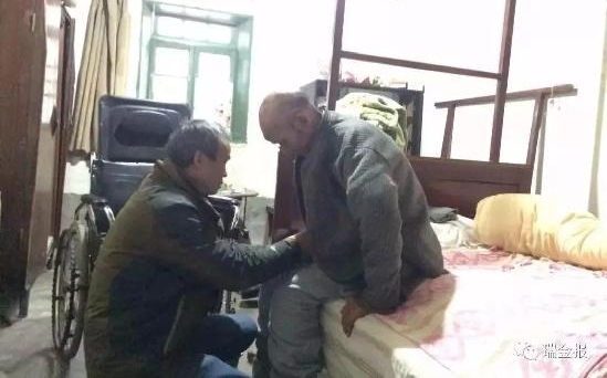 【暖新闻·江西2018】瑞金象湖一男子十年如一日照顾瘫痪父亲