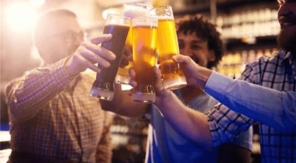 俄罗斯14道普通下酒菜,东北大汉看了都觉得难受:惹不起躲得起