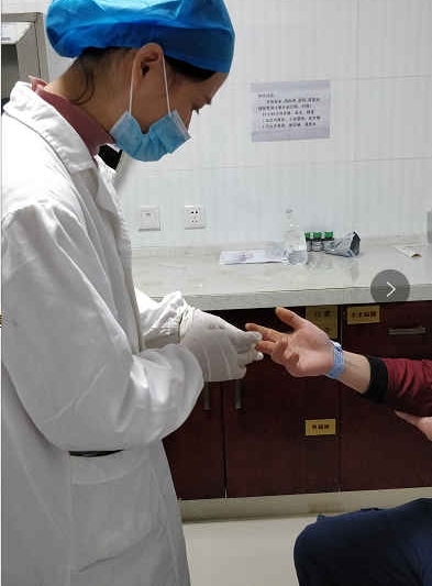 厨师宰杀五步蛇 手指刺破被紧急送医