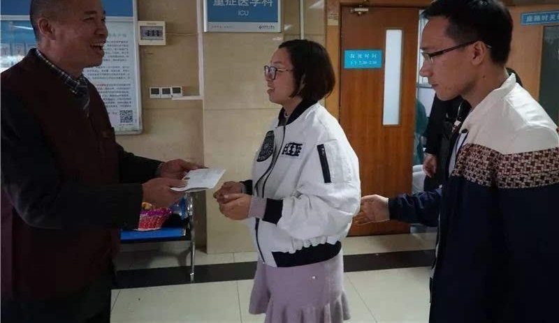 义工车祸不省人事 爱心帮扶雪中送炭