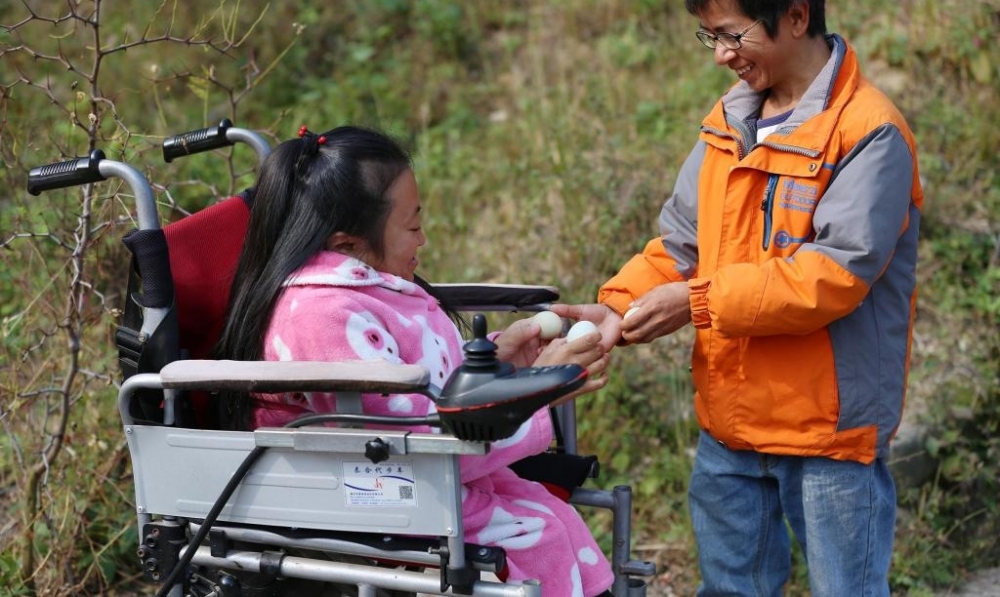 “袖珍姑娘”手机直播 成功售出自家土鸡