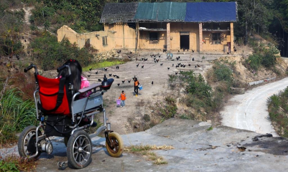 “袖珍姑娘”手机直播 成功售出自家土鸡