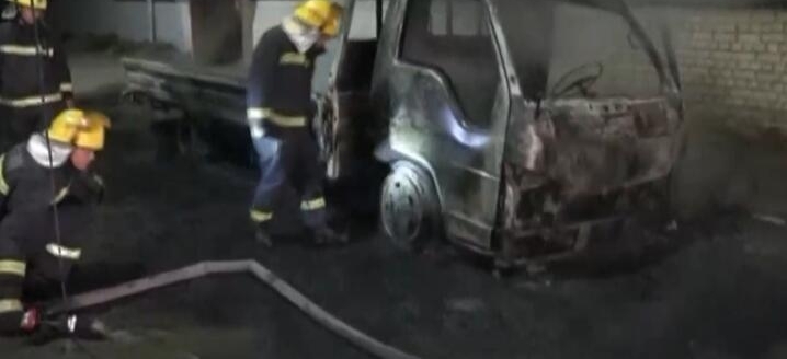 司机乱弹烟头点燃自己的货车 烧得只剩空壳
