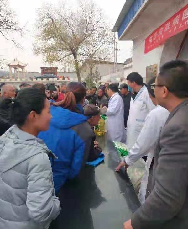 临汾西京眼耳鼻喉医院 下乡义诊惠民生 “健康扶贫”暖人心