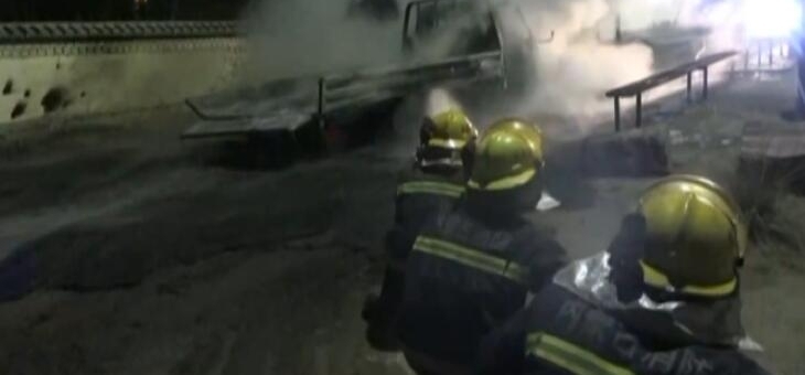 司机乱弹烟头点燃自己的货车 烧得只剩空壳