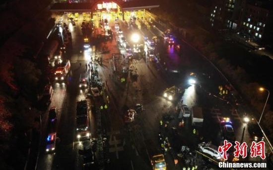 兰海高速车祸:重型货车刹车失灵 连撞收费站前26车