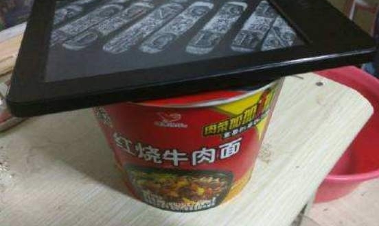 “Kindle压泡面”,纸质书回暖了吗