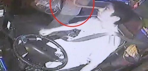 猛踹车门威胁公交车司机,这名男子被拘了!