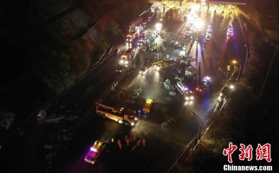 兰海高速车祸:重型货车刹车失灵 连撞收费站前26车