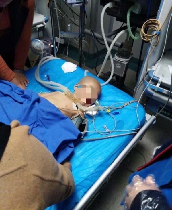 长沙俩小孩坠楼 家长:才知道防盗窗的底板没上锁