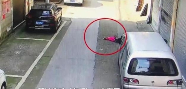 女童趴在路边玩气球,遭车碾压两次!小孩居然自己“爬起来了”