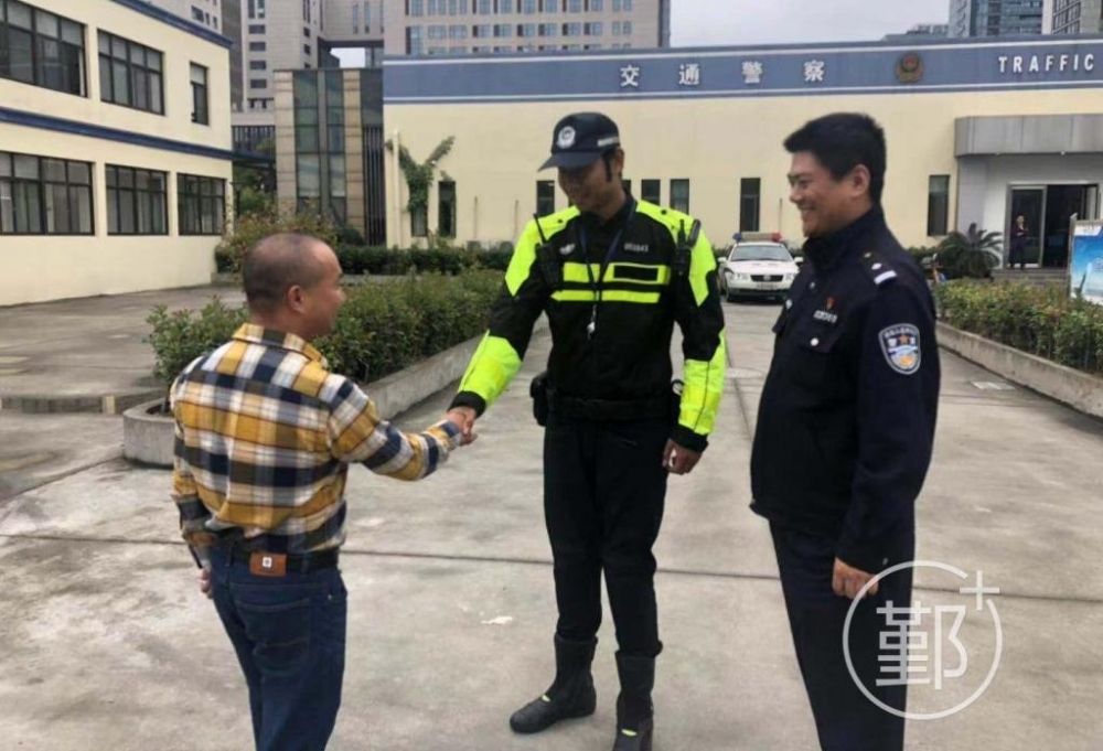 连“闯”29个红绿灯,鄞州交警“铁骑”开道护送这辆出租车