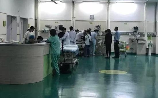 心痛!男孩单元楼之间连廊坠下!当时家长正在…