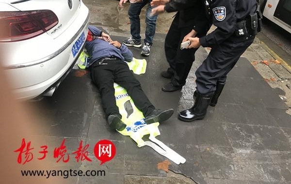 公交司机身体不适晕倒在地,民警及时赶到送医救治