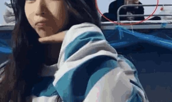 小姐姐寝室拍抖音,上铺美女抢镜,网友:糟了是心动的感觉!