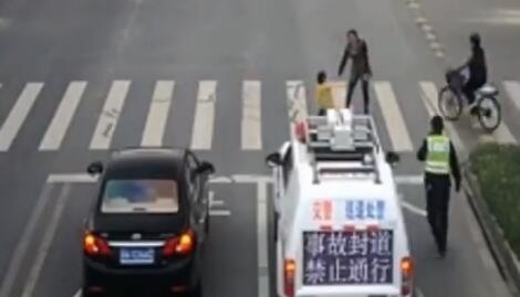 3ŮͯԳ嵽·м䣬ܾ·˹Թǣ־