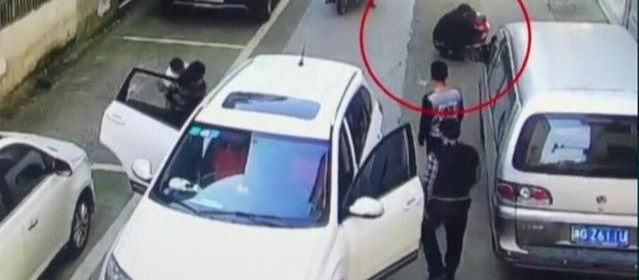 女童趴在路边玩气球,遭车碾压两次!小孩居然自己“爬起来了”