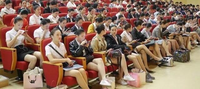 上海航空:探访招乘现场 第一批00后来袭