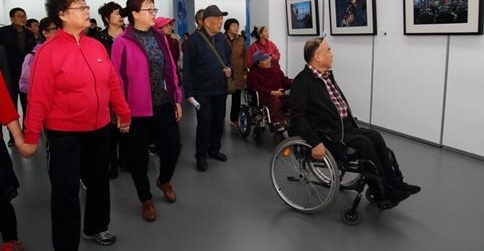 �й������׽조һ��һ·�����ʺ�������Ļ���Ӱ��ӭ����һȺ����ι���