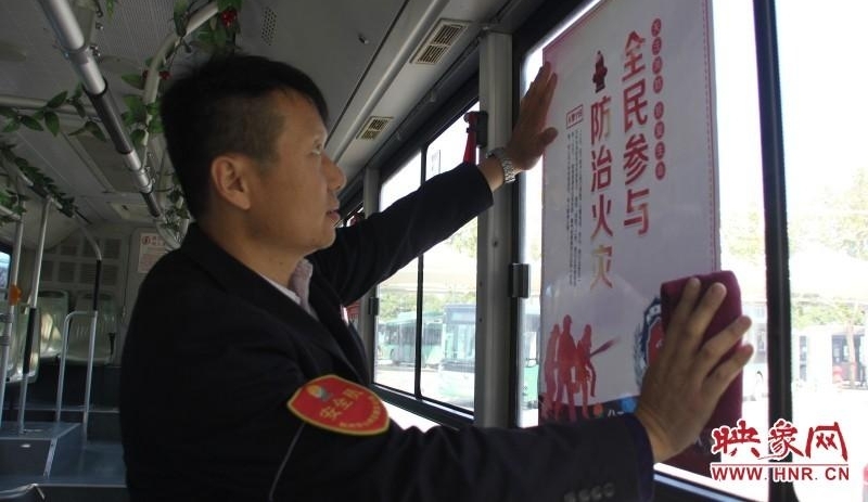 致敬最美逆行者 消防兵车长布置消防主题车厢