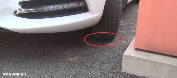 女子停车在小区里,20分钟后回来,看到轮胎有异常报警