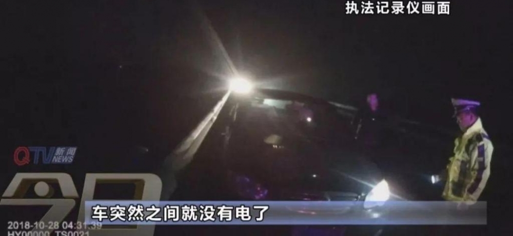 尴尬!男子高速路上求交警推车,交警一闻:嚯…酒驾