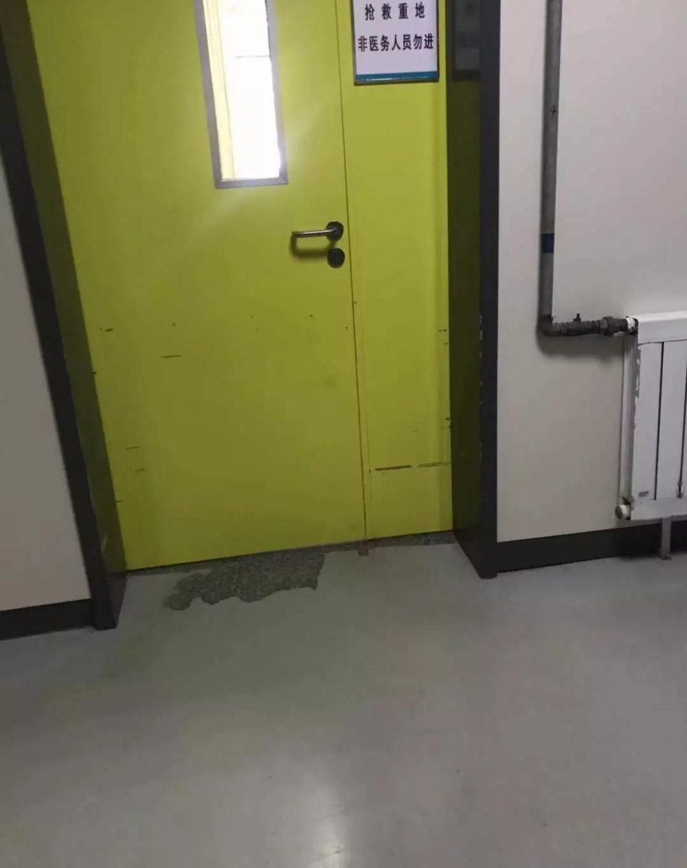 心痛!男孩单元楼之间连廊坠下!当时家长正在…