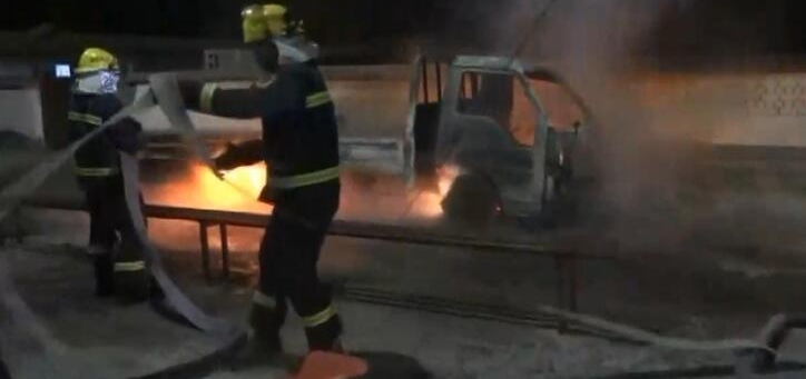 司机乱弹烟头点燃自己的货车 烧得只剩空壳