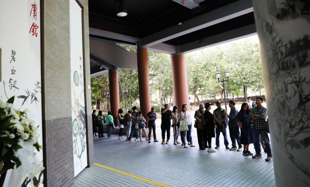 金庸丧礼在港举行 众多读者吊唁致敬