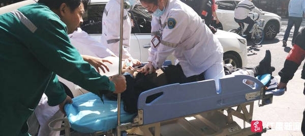成都街头六旬大爷突倒地 多名路人医院呼救医护人员紧急施救