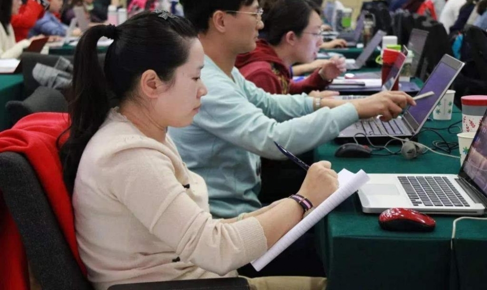 �ɽ蹤�ߣ���ʵ���С����ǡ�ѧ����̬׷������������׫д�����ް�