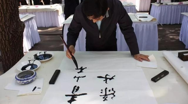 �ܶ���ʱ�������ż���ְ����ף�ĸ￪����ʮ�����黭��Ʒչ����