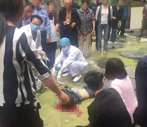 心痛!男孩单元楼之间连廊坠下!当时家长正在…