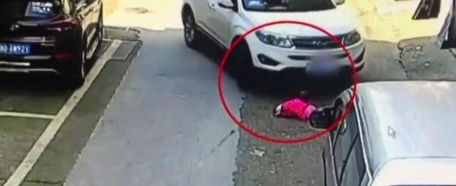 女童趴在路边玩气球,遭车碾压两次!小孩居然自己“爬起来了”