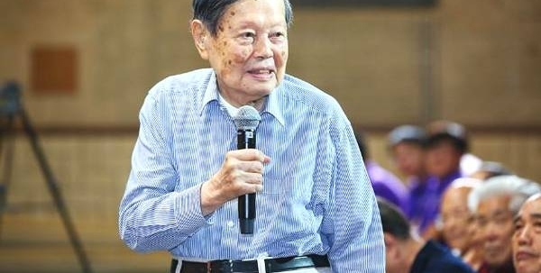 96岁杨振宁罕见发声,现场提一“尖锐问题”,让清华教授哑口无言
