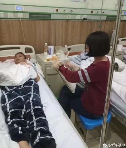 画满两本写生簿:21岁女孩为患癌父亲素描“抗癌日记”