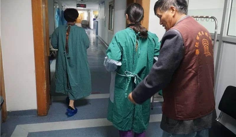 义工车祸不省人事 爱心帮扶雪中送炭