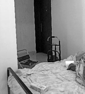 房屋产权人连日夜宿楼道