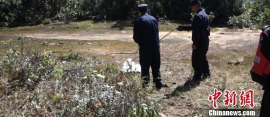 2.2米长剧毒眼镜王蛇钻进卧室 村民报警求助