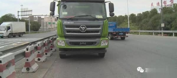 给客户送车途中没油了,男子在高速上任性倒车、掉头、逆行……