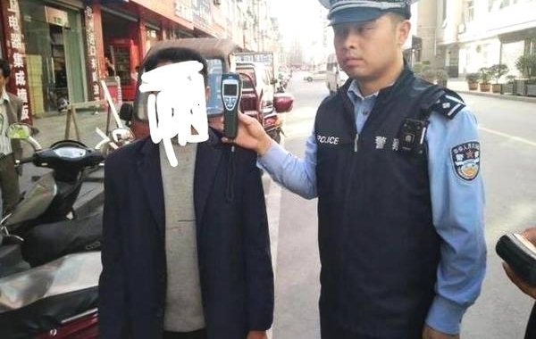 “我没喝酒,我用药酒漱口了”老田开三轮摩托车遇到查酒驾……