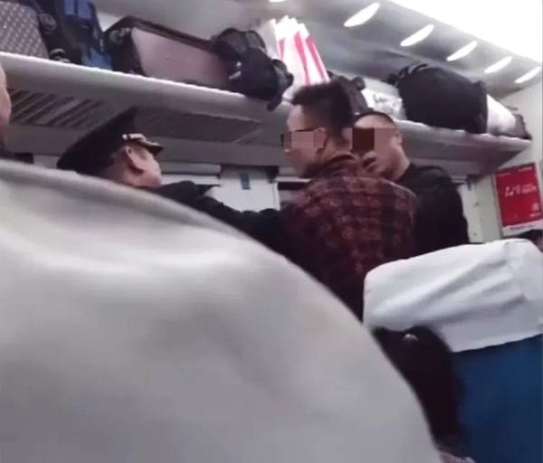 开往大连的火车上,无德男肆意抽烟,当着乘警面嚣张打骂制止者!