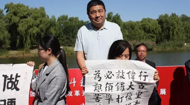 �ܶ���ʱ�������ż���ְ����ף�ĸ￪����ʮ�����黭��Ʒչ����