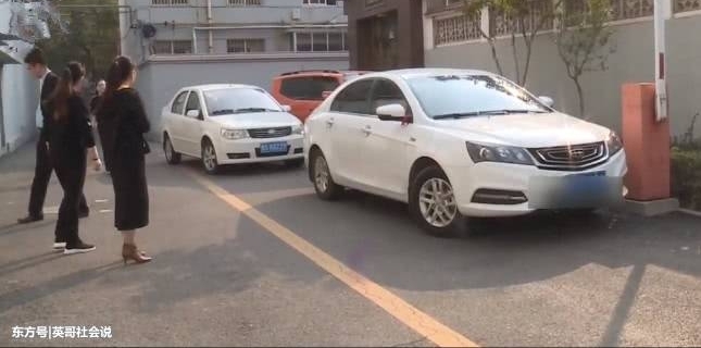 女子停车在小区里,20分钟后回来,看到轮胎有异常报警