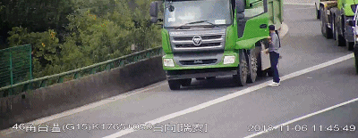 给客户送车途中没油了,男子在高速上任性倒车、掉头、逆行……