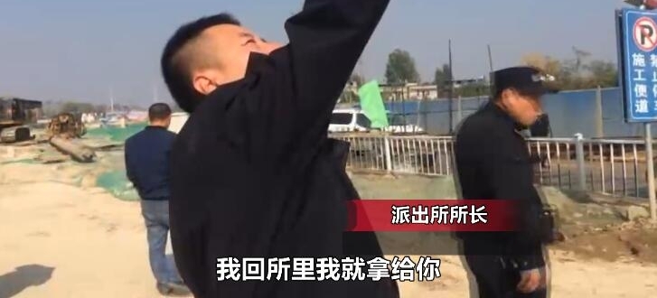 小伙讨1600工资未果爬30米塔吊 民警:我给你发